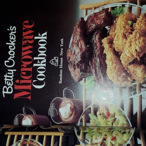 Vintage Betty Crocker's microwave cookbook circa 1981 Hardcover about 280 pages - Picture 10 of 12